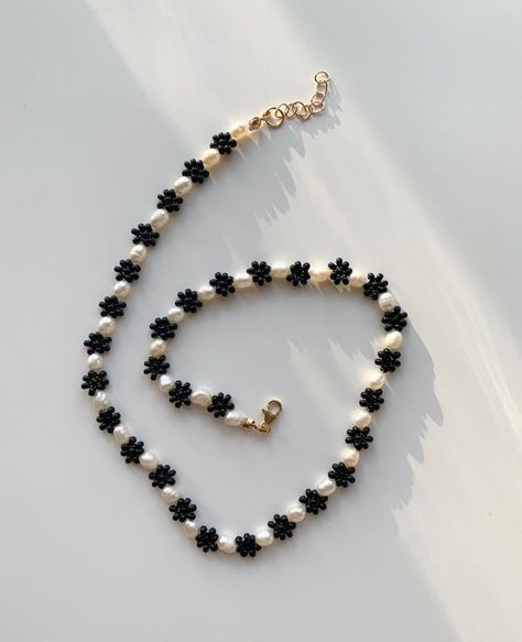 pearl & black daisy necklace Diy Pearl Necklace, Pop Jewelry, Black Daisy, Diy Jewelry Display, Diy Collier, Beaded Necklace Designs, Bracelets Design, Daisy Necklace, Diy Bracelet Designs