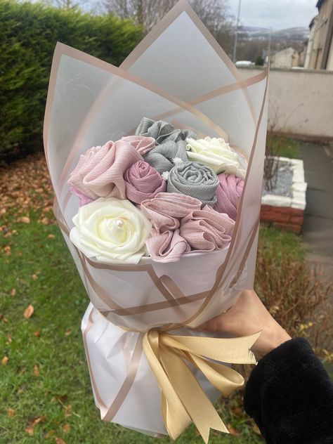 Our elegant hijab flowers bouquet is handcrafted with luxurious high-quality chiffon, jersey, and glitter hijab. These materials add a touch of sophistication and elegance to the bouquet, making it a perfect gift for any occasion. Whether it's Eid, Ramadan, birthdays, weddings, or celebrating a new hijabi sister, this bouquet is sure to spread joy and beauty. Hijabi Gift Ideas, Hijab Bouquet Tutorial, Hijab Party Ideas, Cute Bouquets, Hampers Hijab, Glitter Hijab, Hijab Colours, Hijab Bouquet, Eid Gift Ideas