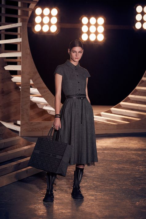 Christian Dior - Pre-Fall 2022 https://www.vogue.com/fashion-shows/pre-fall-2022/christian-dior/slideshow/collection#27 Job Change, Fall Trend, Dior Fashion, Work Style, 2022 Fashion, Vogue Russia, Fall 2022, 가을 패션, Fashion Show Collection