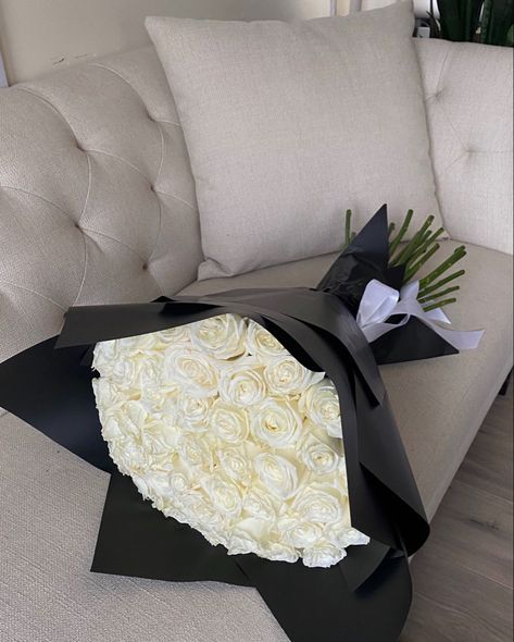 17 Doğum Günü, Luxury Flower Bouquets, Boquette Flowers, Flower Gift Ideas, Glitter Roses, Nothing But Flowers, Flowers Bouquet Gift, Flower Therapy, Beautiful Bouquet Of Flowers