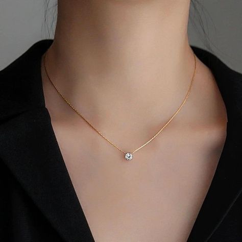 Simple Gold And Diamond Necklace, Luxury Delicate Chain Necklace With Round Beads, Minimal Gold Chain With Pendant, Gold Chain With Pendant For Women, Diamond Chains Women, Chain Designs Gold Women, Simple Diamond Pendant, Recyclable Jewelry, Delicate Diamond Pendant