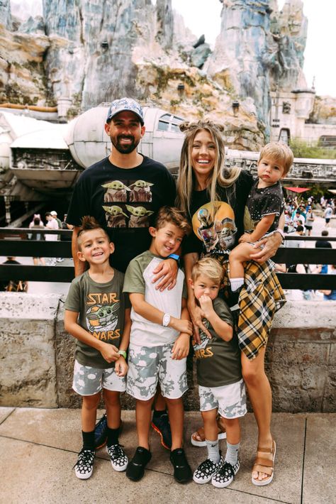 Family Disney Outfits Star Wars, Family Amusement Park Outfits, Family Outfits For Disneyland, Disney World Outfits Family Hollywood Studios, Hollywood Studios Outfit Family, Starwars Outfits For Disney, Magic Kingdom Family Outfits, Family Disneyland Outfits, Boy Disney Outfits