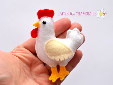 Chicken Felt Ornament, Felt Crafts Diy Easy, Felt Chicken Ornament, Felt Rooster, Felt Chicken, Felt Magnet, Felt Craft Projects, Felt Ornaments Patterns, Felt Animal Patterns