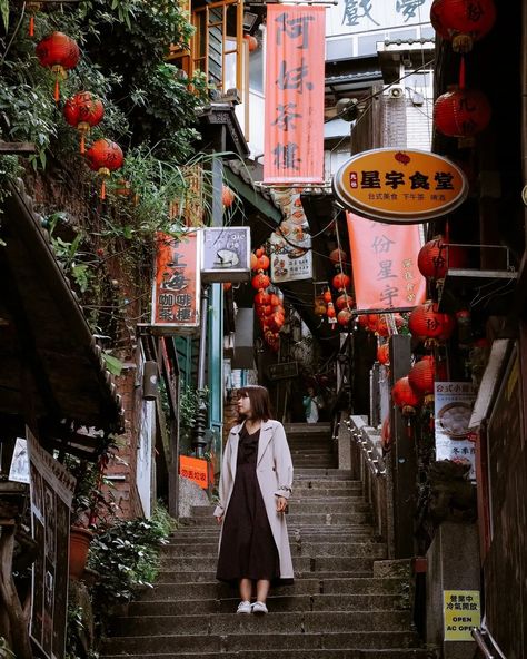 🇹🇼 [ Tips for Visiting Jiufen, Taiwan ] In my opinion, Jiufen's bright red lanterns and narrow alleyways make it the most picturesque village in Taiwan. The lantern-strewn exterior of the famous A-Mei teahouse resembles the epic scenes from Miyazaki's “Spirited Away”! However, I have to admit that Jiufen is probably the most touristy place to visit in Northern Taiwan. The tiny mountain village can be super crowded during the day with international tourists and day trippers from Taipei!  He... Jiufen Taiwan Outfit, Japan Tourist Outfit, Taiwan Outfit Travel, Taipei Taiwan Aesthetic, Taipei Photography, Taiwan Aesthetic, Taiwan Outfit, Taiwan Ootd, Jiufen Taiwan