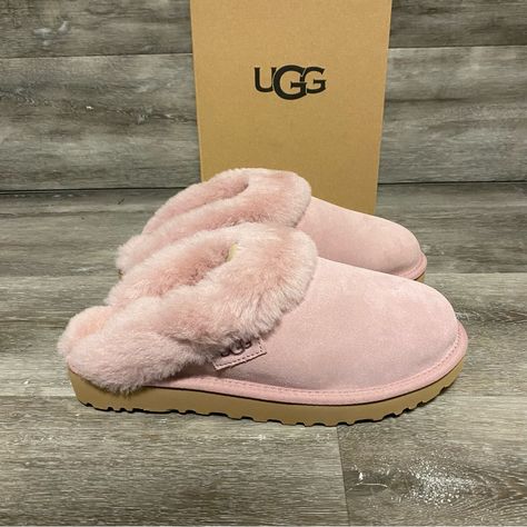 The Iconic Classic Boot Has Been Cut To A Versatile Clog Slipper. Crafted From Our Signature Soft Sheepskin, The Cluggette Features A Fluffy Collar And Lightweight Outsole So You Can Take Your Slippers Both Indoors And Out. Pair With Leggings And An Oversized Sweater Or A Dress And Tights. Size 5, 6, 7 8 9 10 Available Brand New In Box Lnd - Lavender Shadow Color Super Comfortable Classic Ugg Slipper Sheepskin, Suede, Fur Lined Indoor Outdoor Slippers Perfect For Valentine’s Day Gift! Cute Uggs Slippers, Light Pink Slippers, Cute Preppy Slippers, Light Pink Ugg Slippers, Cute Purple Stuff, Ugg Slippers Pink, Pink Uggs Slippers, Cute Slippers Aesthetic, Girly Slippers