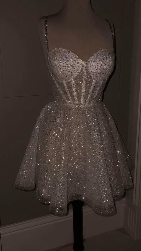 All That Glitters: Secrets to Standing Out in a Shimmery Dres 18th Birthday Dress, Dama Dresses, Shimmery Dress, The Whispers, Quince Dress, Classy Prom Dresses, Stunning Prom Dresses, Dress Guide, Prom Dress Inspiration