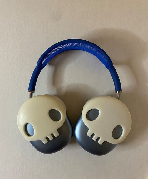 Cool Headphones Design, Goth Headphones, Decorate Headphones, Painted Headphones, Decorated Headphones, Headphones Decoration, Headphone Ideas, Cool Headphones, Headphones Accessories