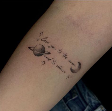 #Seven #TaylorSwift #Tatoo #Tatuaje Love You To The Moon And Back Tattoo Mom, Live You To The Moon And To Saturn, Tattoo I Love You To The Moon And Back, I Love To The Moon And To Saturn, Love You To Moon And To Saturn Tattoo, Moon To Saturn Tattoo, Tattoo Love You To The Moon And Back, I Love You To The Moon And To Saturn Tattoo, And The Universe Said I Love You Tattoo