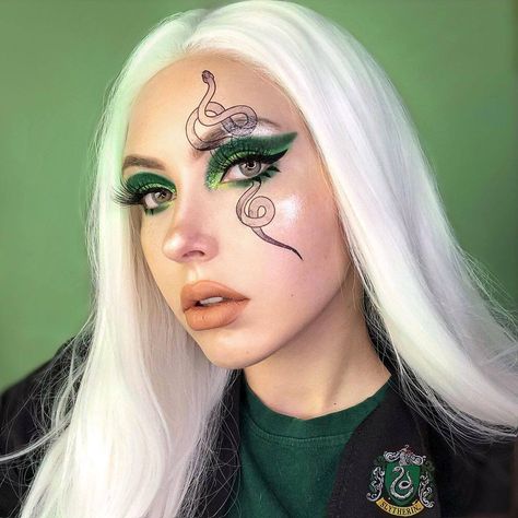 Snake Make Up Ideas, Snake Eye Makeup Look, Snake Face Makeup, Slytherin Makeup Looks, Snake Eyeliner, Snake Eye Makeup, Snake Makeup Look, Slytherin Hairstyles, Slytherin Halloween Costume