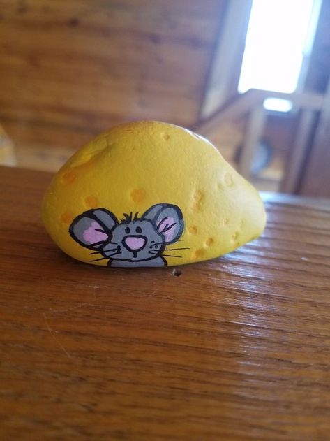 Painted rock, mouse & cheese | Diy rock art, Painted rocks kids, Rock painting supplies Simple Rock Painting Ideas, Rock Painting Supplies, Drawing Rocks, Rock Designs, Diy Rock Art, Paint Rocks, Easy Doodle, Painted Rock Animals, Rock Hunting