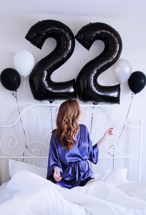 22nd birthday photoshoot Birthday Photo Shoot Outfits, 29th Birthday Photoshoot, 29th Birthday Photoshoot Ideas, Creative Photoshoot Ideas Outdoor, Latina Birthday, 22nd Birthday Photoshoot, Photo Shoot Style, 21st Birthday Pictures, 28th Birthday Ideas