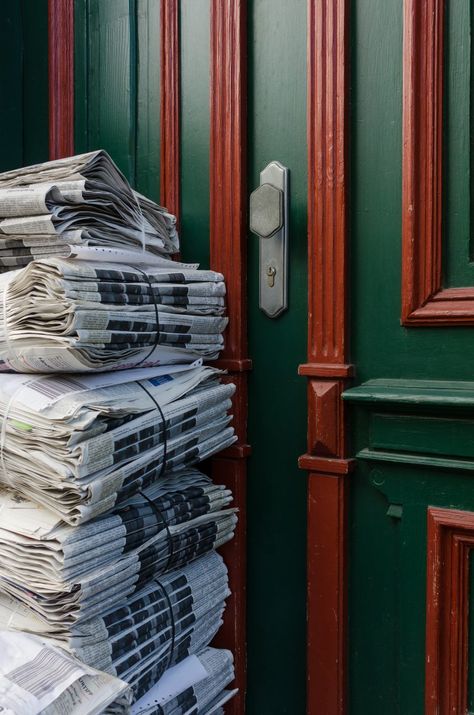 Old Magazines Vintage, Newspaper Aesthetic, Newspaper Delivery, Entrance Home, Newspaper Stand, House Letters, Paper Boy, Free High Resolution Photos, Old Letters