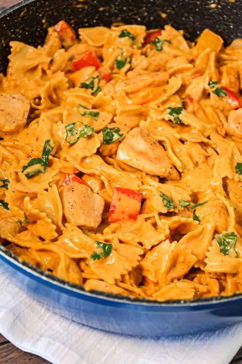 Chipotle Pepper Recipes, Spicy Chicken Chipotle Pasta, Chipotle Chicken Pasta, Hearty Pasta Recipes, Chipotle Pepper Sauce, Spicy Chicken Pasta, Chipotle Pasta, Chicken Chipotle, Chipotle Recipes