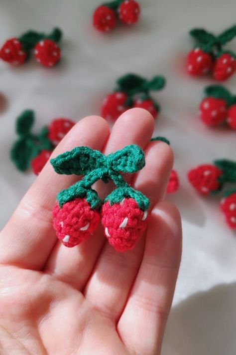 You're so cute. Strawberry Accessories, Strawberry Applique, Appliques Au Crochet, 3d Strawberry, Wall Appliques, Crochet Strawberry, Mini Crochet, Crochet Christmas Trees, Red Strawberry