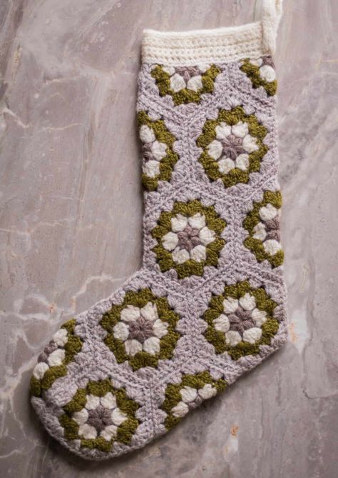 Granny Square Stocking, Stocking Crochet Pattern, Stocking Pattern Free, Stocking Crochet, Granny Hexagon, Stocking Patterns, Crochet Christmas Stocking Pattern, Shirt Crochet, Crochet 101