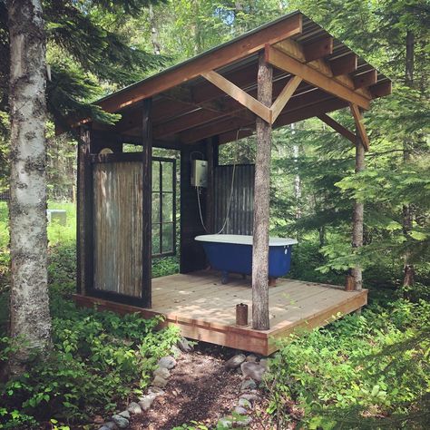 Outdoor Farm Bathroom, Wood Fired Outdoor Bath, Outdoor Bathhouse Ideas, Outdoor Showers Cottage Cabin, Cheap Homestead Ideas, Diy Bathhouse, Off Grid Bathtub, Off Grid Bath House, Porta Potty Decorating Ideas