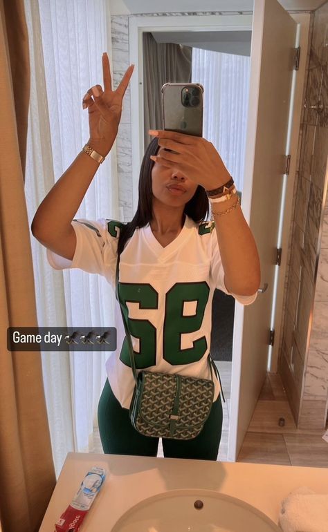 Wag Football Outfits, Football Mom Outfits Black Women, Casual Basketball Game Outfit Women, Nfl Game Outfit Black Woman, Football Game Day Outfits For Women, Nfl Wag Outfit, Nfl Game Day Outfit Black Woman, Women’s Football Jersey Outfit, Sports Bar Outfits For Women