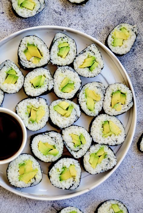 Sushi With Avocado, Koreansk Mad, Uni Meals, Sushi Ideas, Avocado Sushi, Healthy Sushi, Veggie Sushi, Vegan Birthday, Sushi Roll Recipes