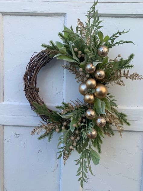 Champagne Gold Minimal Christmas Winter Wreath Simple - Etsy Grapevine Winter Wreath Ideas, Gold Winter Decor, Gold Christmas Wreath Ideas, Gold Christmas Wreath For Front Door, Simple Grapevine Wreath Ideas, Christmas Wreaths For Front Door Elegant, Christmas Grapevine Wreath Ideas, Xmas Wreaths Ideas, Grapevine Wreath Ideas