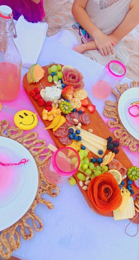 Preppy Birthday Picnic, Preppy Birthday Food, Preppy Sweet 16, Beach Picnic Birthday Party, Birthday Party Charcuterie Board, Pink Aesthetic Beach, Aesthetic Beach Picnic, Party Charcuterie Board, Preppy Picnic