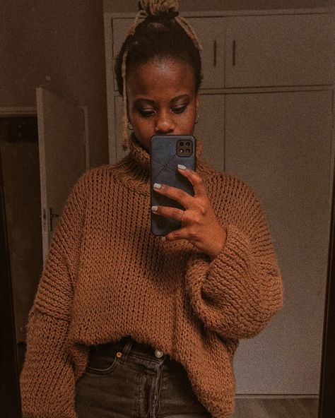 Sweater Lounge Outfit, Big Sweater Outfit, Cable Knit Sweater Outfit, Turtleneck Sweater Outfit, Oversized Knitted Sweater, Brown Cable Knit Sweater, Oversized Knitted Jumper, Brown Turtleneck Sweater, Lounge Outfits