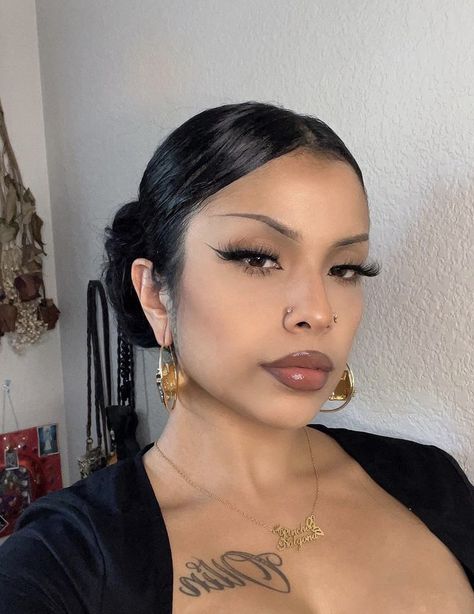 Old School Makeup Looks, 90s Chola Makeup, Chicana Makeup 90s, Chicano Makeup, Mexican Makeup Look Traditional, 2000s Latina Makeup, Tattooed Latina, 90s Latina Makeup, Chicana Fashion