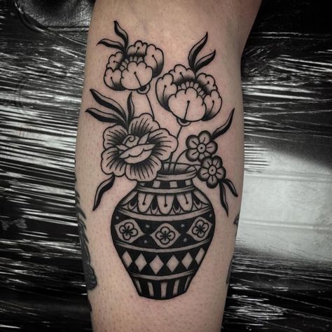 American Traditional Flower Pot Tattoo, Traditional Vase With Flowers Tattoo, Flower Vase Back Tattoo, Mexican Vase Tattoo, Traditional Vase Tattoo Design, Flower And Vase Tattoo, Modern Traditional Tattoos Black, Potted Flower Tattoo, Traditional Flower Pot Tattoo