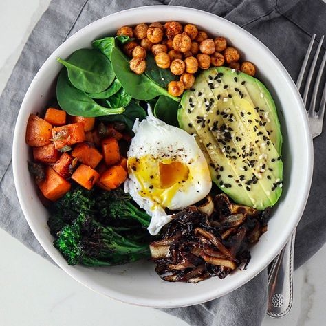 Breakfast Buddha Bowl - Tipps in the Kitch Veggie Breakfast, Sweet Potato Spinach, Buddha Bowls, Healthy Grains, Poached Egg, Buddha Bowl, Physical Wellness, Roasted Sweet Potatoes, Roasted Veggies