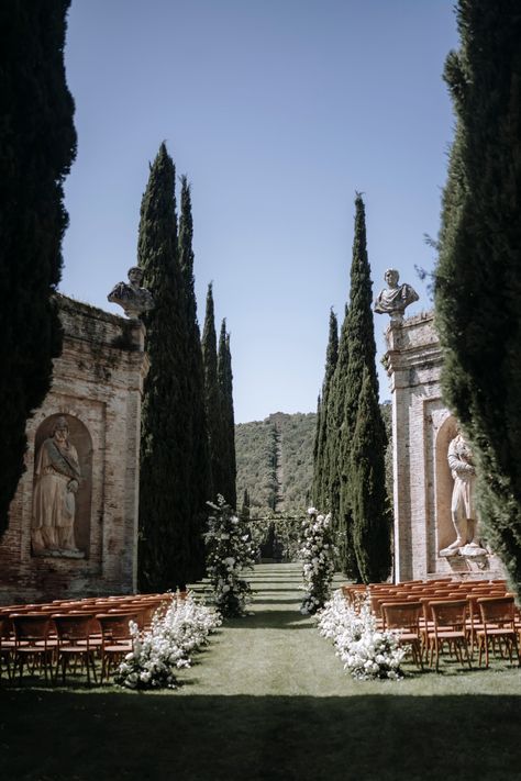 Another shot of this ceremony set up at Villa Cetinale from Rianne Meijer and Roy Atiya's wedding from last stummer. Safe to say, we are still obsessed! For more information check out our website! Picture shot by the amazing: taliphotography Rianne Meijer Wedding, Stage Reference, Villa Cetinale, Rianne Meijer, Tuscany Decor, 2025 Wedding, Writing Romance, Wedding Reception Venues, Tuscany Wedding