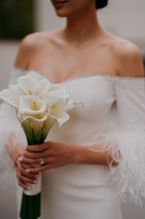 Bride Bouquets Modern, Jasmine Bridal Bouquet, Single Calla Lily Bouquet, Wedding Bouquets Minimalist, Minimalistic Wedding Bouquet, Simple Elegant Wedding Bouquet, Wedd Bouquets, Simple Bride Bouquet, Simple Bouquet Wedding