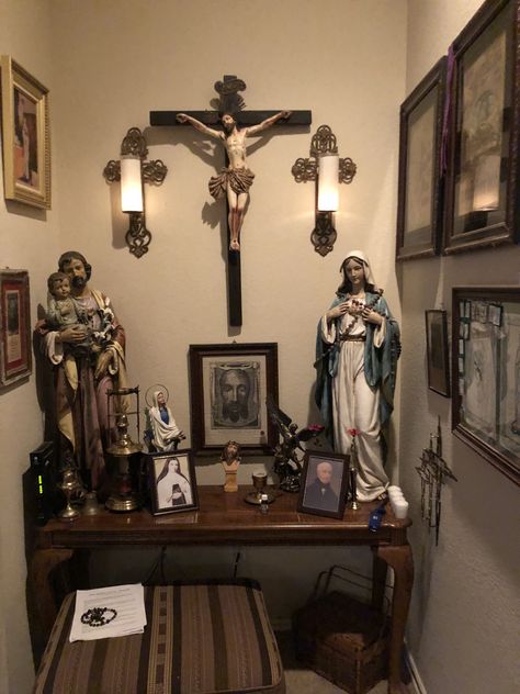 Prayer Room Aesthetic, Catholic Decor Home Ideas, Catholic Altar Home Ideas, Catholic Prayer Corner, Home Oratory, Prayer Corner Catholic, Doa Katolik, Montana Cowboy, Catholic Home Altar