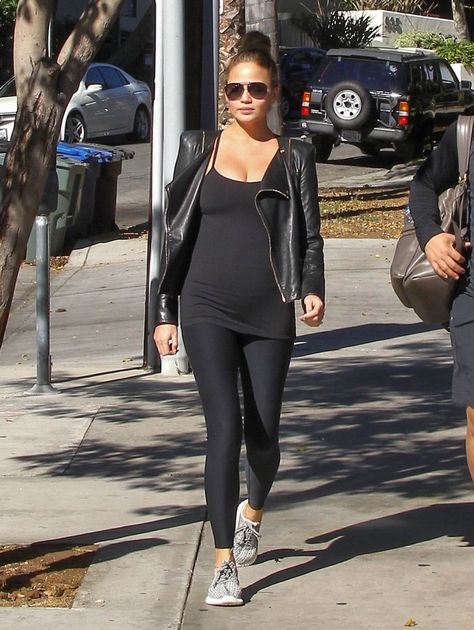 California Maternity Style, Bump Style Winter, Chrissy Teigen Style, Bump Fashion, Lunch Outfit, Baby Bump Style, Preggo Fashion, Maternity Chic, Pregnancy Style