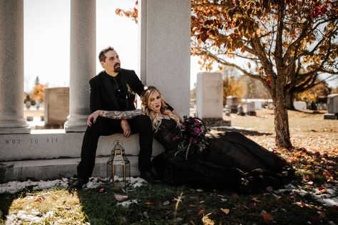 Cemetary Wedding Photos, Cemetery Engagement Photoshoot, Graveyard Couples Photoshoot, Cemetary Engagement Photoshoot, Gothic Family Photos, Cemetery Photoshoot Couples, Engagement Photos Goth, Cemetery Engagement Photos, Halloween Wedding Photos