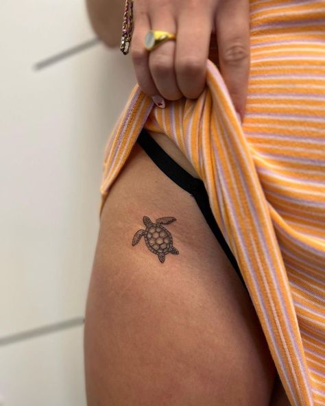 Sea Turtle Tattoo Outline Sea Turtle Tattoo, Back Tattoo Women Turtle, Small Simple Sea Turtle Tattoo, Turtle And Whale Tattoo, Cute Tattoos Turtle, Ocean Related Tattoos Small, Cute Sea Tattoos, Tattoo Sea Creatures, Sea Turtle Hip Tattoo