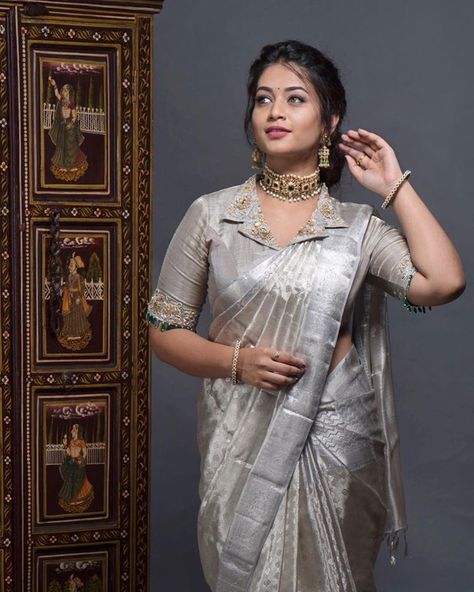 Never underestimate a silver hue! Swetha (@one_pitch_catch) redefining silk saree style with this gorgeous drape from @mahaveers.sarees and… Silver Suit, Suit Neck, Blouse Designs High Neck, Blouse Designs Catalogue, Pattu Saree Blouse Designs, Saree Blouse Neck Designs, Jacket Blouse, Linen Sarees, Sari Blouse Designs