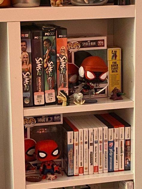 Spiderman Bookshelf, Nerd Aesthetic Room, Spiderman Shelf, Spiderman Bedroom Aesthetic, Spider Man Room Ideas, Spider-man Room, Nerd Bedroom, Marvel Room Decor, Nerd Core