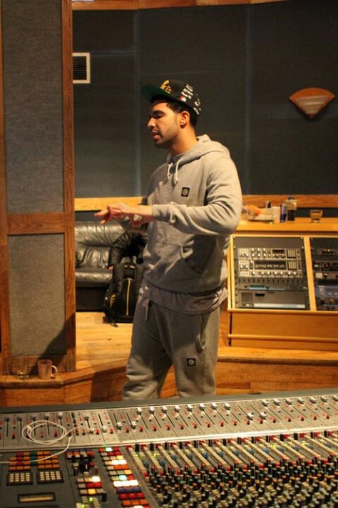 drake in the studio :) Drake Cake, Old Drake, Drake Photos, Drake Drizzy, Drake Graham, Aubrey Drake, Pictures Of People, Music Aesthetic, Football Wallpaper