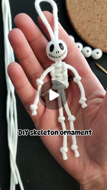 Macrame Skeleton, Skeleton Ornaments, Drawn Skeleton, Beaded Ornaments Diy, Skeleton Face, Spooky Skeleton, Adornos Halloween, Fall Halloween Crafts, Beaded Christmas Ornaments