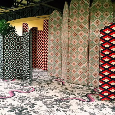 Diy Fashion Show, Gucci Fashion Show, Gucci Wallpaper, Catwalk Design, Gucci Pattern, Gucci Runway, Fashion Textiles, Window Display Design, Gucci Spring