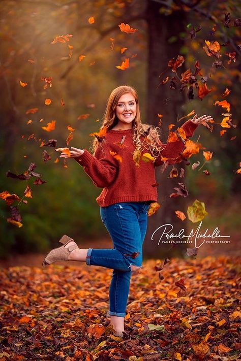 Female Fall Photoshoot Ideas, Redhead Fall Photoshoot, Fall Women Photoshoot, Fall Season Photoshoot, Individual Fall Photoshoot, Pumpkin Senior Pictures, Fall Birthday Pictures, Fall Portrait Poses, Fall Photoshoot Poses For Women