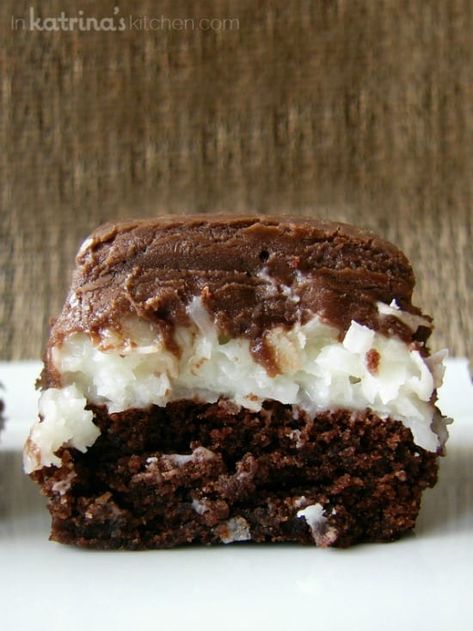 Mounds Brownies, Dessert Recipes Thanksgiving, Almond Joy Brownies, Mounds Cake, Pumpkin Dessert Recipes, Brownie Mix Recipes, Muffins Chocolate, 2023 Recipes, Brownies Recipe Homemade