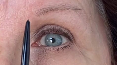 How To Fill In Eyebrows, Eyebrow Filling, Reverse Wrinkles, Draw Eyebrows, Sparse Eyebrows, Eyebrow Makeup Tutorial, Sparse Brows, Eyebrows Makeup, Makeup Eyebrows