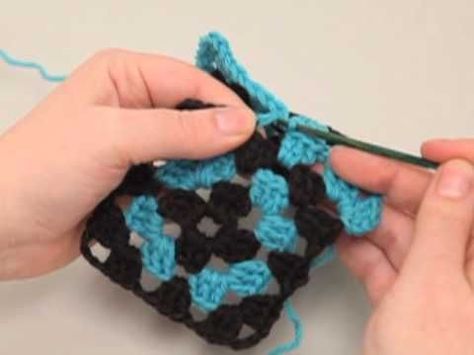 Join Granny Squares, Crochet Square Pattern, Granny Square Haken, Confection Au Crochet, Yarn Inspiration, Crochet Blocks, Crochet Lessons, Crochet Videos Tutorials, Crochet Diy