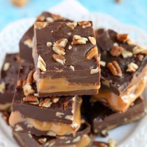 Turtle Fudge and a Giveaway! - Live Well Bake Often Turtle Fudge Recipe, Turtle Fudge, Easy Chocolate Fudge, Fudge Recipes Chocolate, Oreo Dessert, Ooey Gooey, Homemade Candies, Candy Desserts, Köstliche Desserts