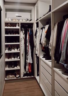 Walk In Closet Size Layout, Walkin Wardrobe Designs, Narrow Walk In Wardrobe, Narrow Walk In Closet Ideas Layout, Walk In Wardrobe Ideas Small, Small Walkin Closet Ideas, Narrow Walk In Closet Ideas, Walkin Closet Ideas, Small Walkin Closet