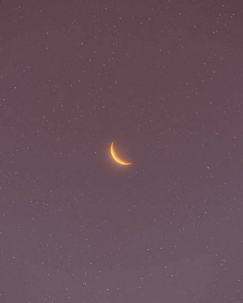 Matias Alonso Revelli on Instagram: “la luna” Iphone Wallpaper Vsco, Phone Screen Wallpaper, Wallpaper Pastel, Mood Wallpaper, Iphone Wallpaper Vintage, Emoji Wallpaper, Aesthetic Pastel Wallpaper, Tumblr Wallpaper, Iphone Background Wallpaper