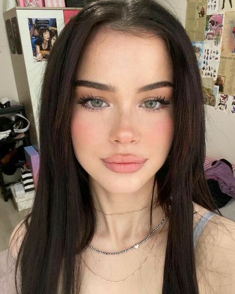 Makeup Inspo Natural, Dark Hair Pale Skin, Pale Girl Makeup, People With Glasses, Pale Skin Makeup, Pale Girl, Swag Makeup, Crazy Makeup, Pale Skin