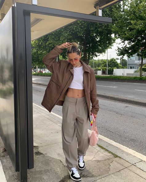 SOFIA COELHO sur Instagram : Just dropped a new vlog 🥰 link in bio 💕 J1 Outfit Women, Outfits With Air Jordans, Fits With Jordans, Jordan 1 Mid Outfit, Jordan Outfits Womens, Jordan 1 Mocha, Sofia Coelho, Prada Purse, Jordan Fits