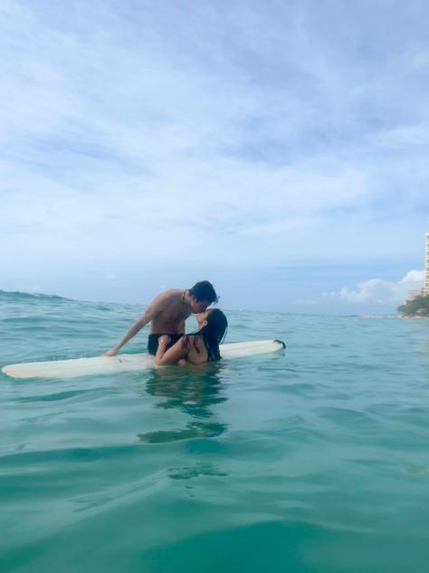 Surfing Couple Goals, Hawaii Couples Aesthetic, Surfer Relationship Goals, Surfing Aesthetic Couple, Surfing With Boyfriend, Surf Family Aesthetic, Surf Trip Aesthetic, Surfer Couple Goals, Couple In Hawaii Aesthetic