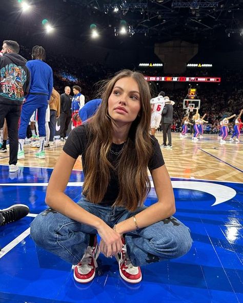 Nba Wife Aesthetic, Basketball Game Outfit Women, Nfl Wives, Basketball Game Outfit, Basketball Girlfriend, Thylane Blondeau, Nba Outfit, College Fits, Au Pair